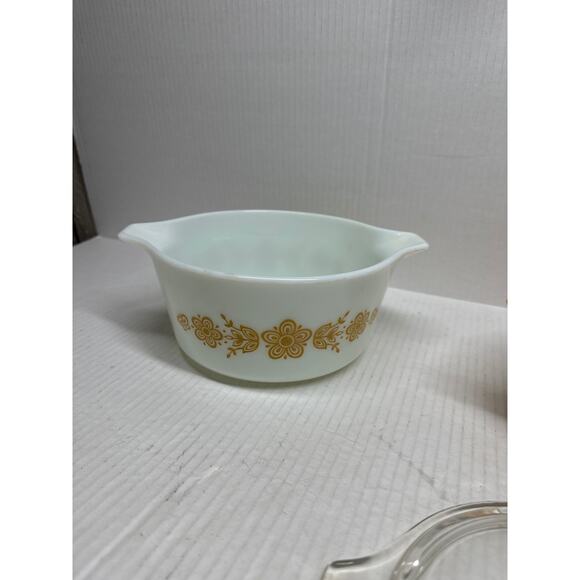 Pyrex Bowls 1Qt & 1.5 Pt In Butterfly Gold & White Pattern 473(has lid) & 474b - Picture 2 of 6